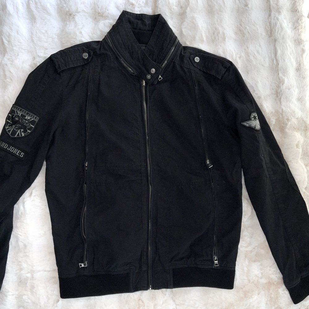 Versatile Reversible Medium-Sized Jacket – Elevate Your Style on Poshmark!